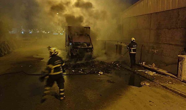 Batman'da park halindeki kamyonet yandı