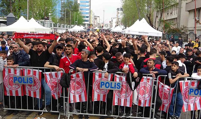 Batman'da taraftarlar Petrolspor maçını dev ekranda izledi