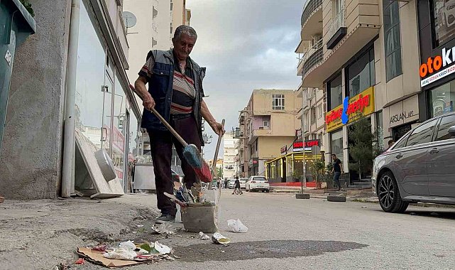 Batman'da vatandaş belediyenin temizlemediği sokağı kendi süpürdü