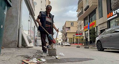 Batman'da vatandaş belediyenin temizlemediği sokağı kendi süpürdü