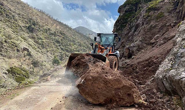 Batman'da yamaçtan kopan kaya parçaları ve heyelan köy yollarını ulaşıma kapattı