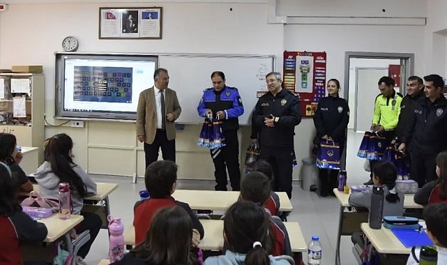 Bayburt polisinden öğrencilere '23 Nisan' sürprizi