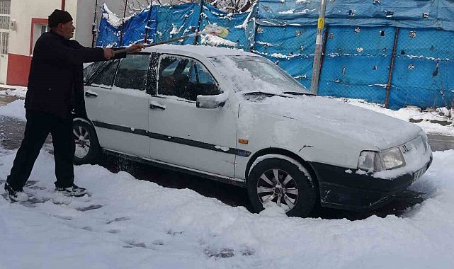 Bayburt'a yaz bir türlü gelemedi: Kent beyaz örtüyle yeniden kaplandı