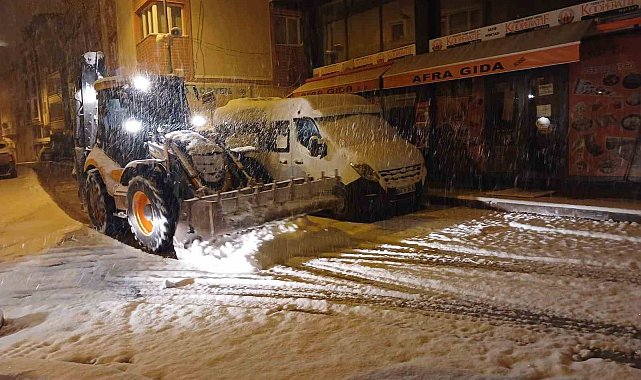 Bayburt'ta belediye ekipleri karla mücadele çalışmasını sürdürüyor