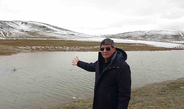 Bayburt'ta kar ve kar suları altında kalan tarlalarda göller oluştu