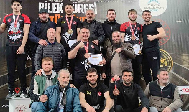 Bayburtlu bilek güreşi sporcuları madalyalarla döndü