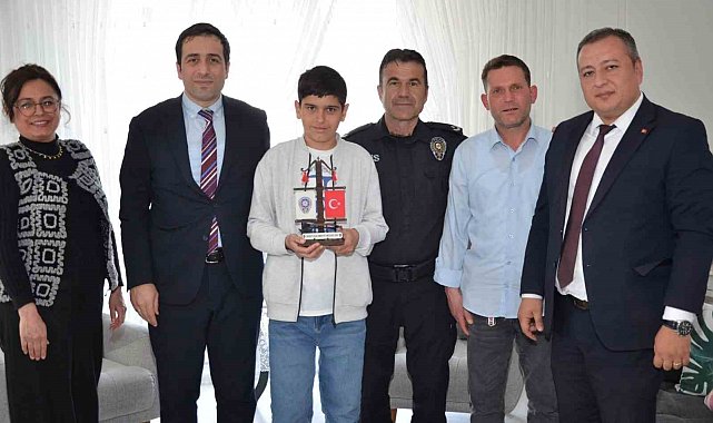 Bayrak sevdalısı kahramanı çocuğa ziyaret