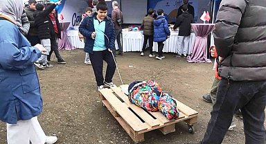 Bedensel engelli öğrenciden bilyalı palette sürüş keyfi