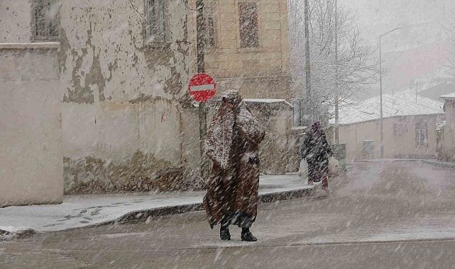 Beklenen Nisan karı geldi: Bayburt'a lapa lapa kar yağdı