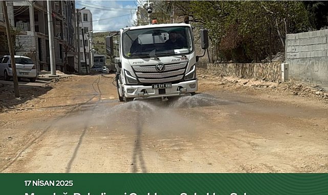 Belediye bozduğu yollara parke taşı döşemek yerine su döküyor