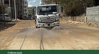 Belediye bozduğu yollara parke taşı döşemek yerine su döküyor