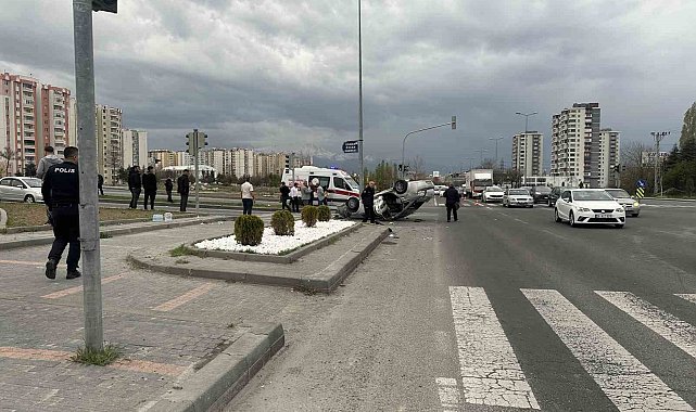 Belediye otobüsü ile otomobil çarpıştı: 9 yaralı