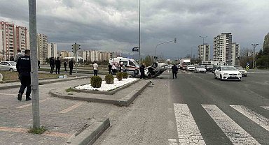 Belediye otobüsü ile otomobil çarpıştı: 9 yaralı
