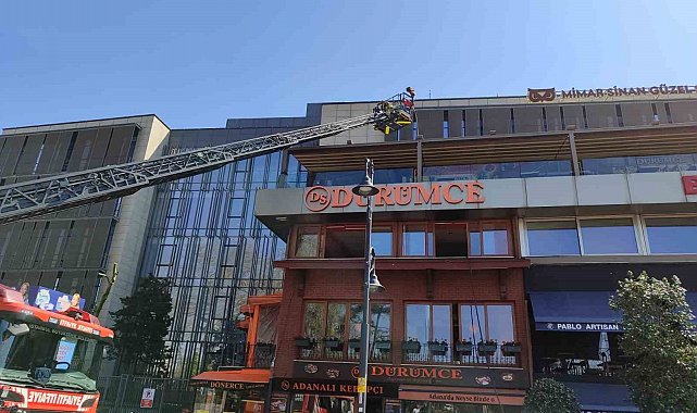 Beşiktaş'ta iskelede bulunan kafede yangın paniği