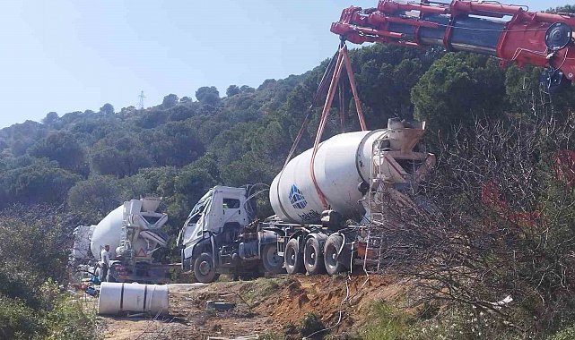 Beton mikseri yan yattı, sürücü ağır yaralandı