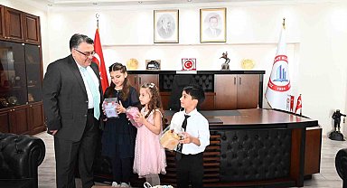 BEUN Rektörü Özölçer, 23 Nisan'da makamını miniklere devretti