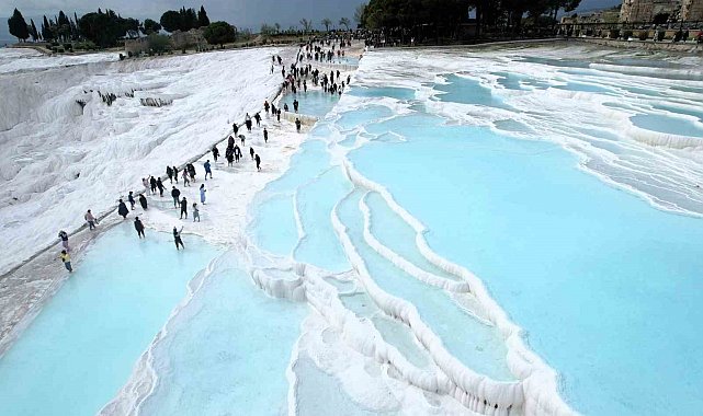 Beyaz Cennet Pamukkale'de bayram yoğunluğu devam ediyor