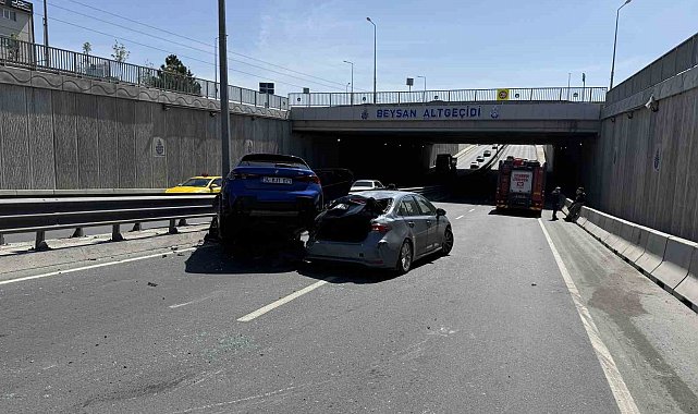 Beylikdüzü'nde 6 araçlı zincirleme kaza: 3 yaralı