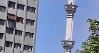 Beylikdüzü'nde minarenin sallanma anı cep telefonu kamerasında