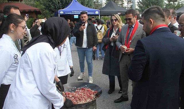 Beyşehir'deki festivalde yöresel lezzetler de görücüye çıkarıldı