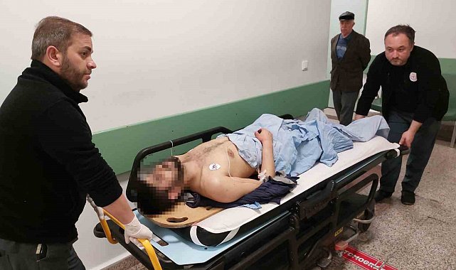 Bıçaklanan genç aracıyla kaçarken kaza yaptı