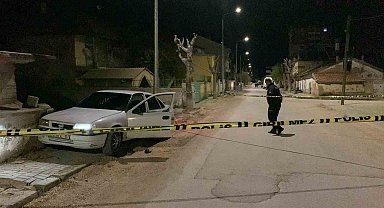 Bıçaklandıktan sonra aracıyla hastaneye giderken kaza yaptı: 1 ölü