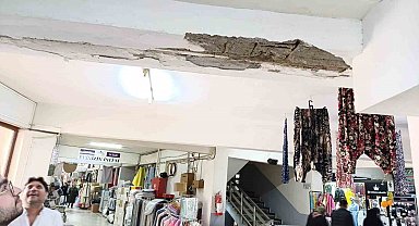 Biga Belediyesi Ticaret Merkezinde deprem sırasında sıva dökülmeleri meydana geldi