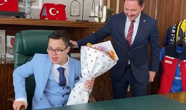 Biga Kaymakamı Kayabaşı, koltuğunu Down sendromlu Muharrem'e bıraktı