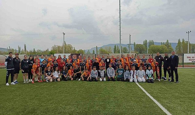 Bilecik Kolej Kız Spor Kulübü ile Galatasaray kadın futbol takımları hazırlık maçı yaptı