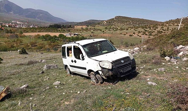 Bilecik'te kontrolden çıkan otomobil şarampole yuvarlandı: 2 yaralı