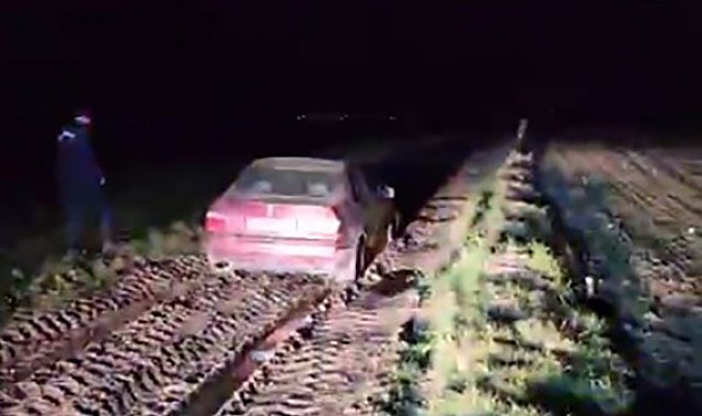 Bilmediği yolda çamura saplanan aracını kaybetti, otomobil jandarma ekiplerince bulundu