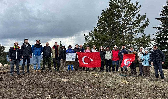Bin 900 rakımlı dağın zirvesinde Türk Bayrağı açtılar