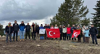 Bin 900 rakımlı dağın zirvesinde Türk Bayrağı açtılar
