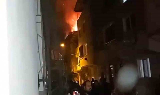 Binanın çatı katı alevlere teslim oldu