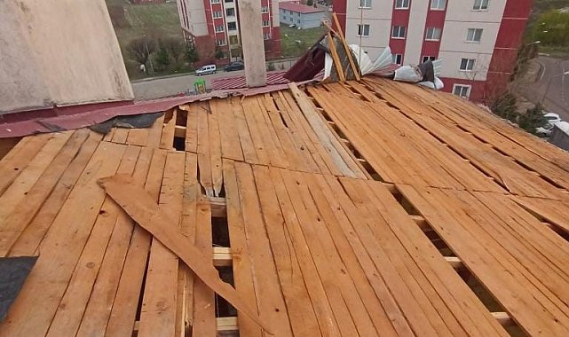 Bingöl'de şiddetli rüzgar nedeni ile binaların çatıları uçtu