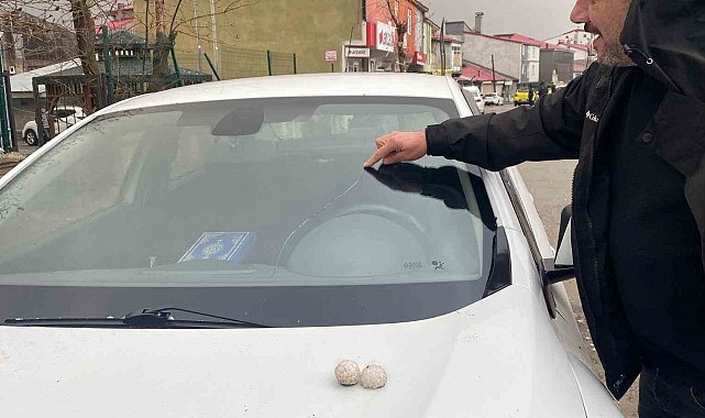 Bingöl'ü dolu vurdu, gün geceye döndü, araçların camları kırıldı