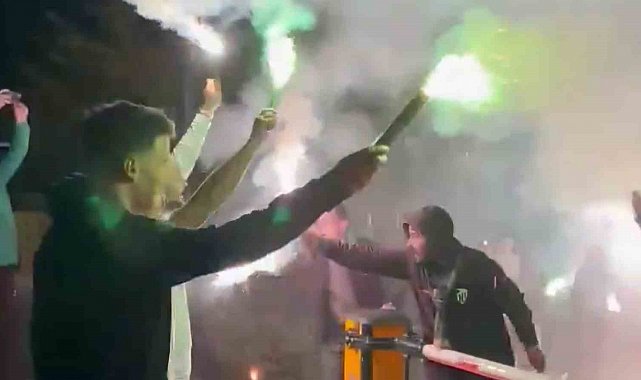 Bir grup taraftar şampiyonluğu kutlamak için deplasmana gitti