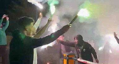 Bir grup taraftar şampiyonluğu kutlamak için deplasmana gitti