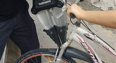 Bisikletin jant teline sıkışan yavru kediyi itfaiye kurtardı