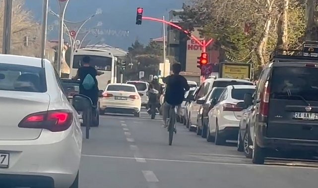 Bisikletle tek teker üzerine giden gençler trafiği tehlikeye düşürüyor