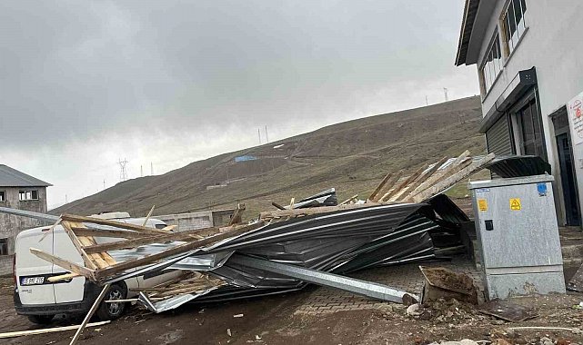 Bitlis'te fırtına çatıları uçurdu