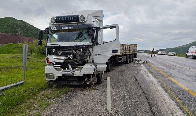 Bitlis'te tır ile minibüs çarpıştı: 1 ölü, 2 yaralı