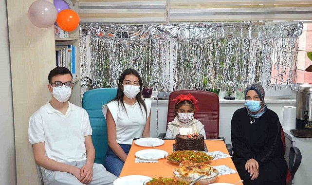 Böbrek nakli olan çocuklar hekimleriyle bir araya geldi