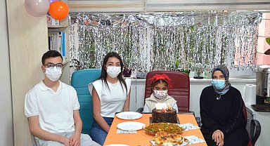 Böbrek nakli olan çocuklar hekimleriyle bir araya geldi