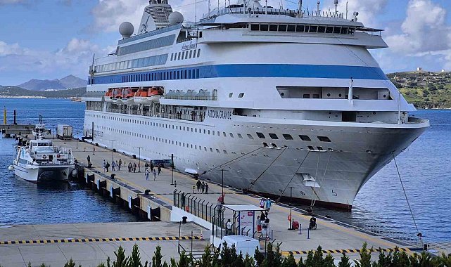 Bodrum'a sezonun ilk yolcu gemisi geldi