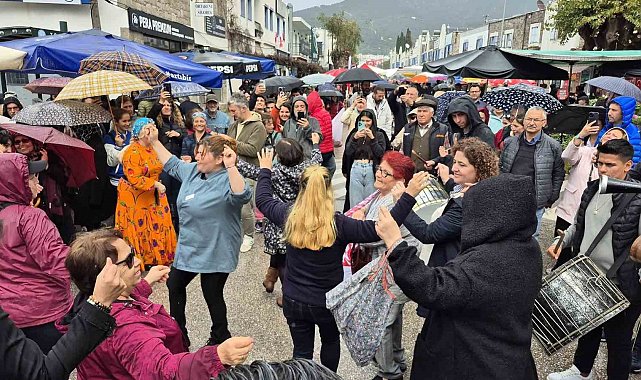 Bodrum'da yağmur altında festival