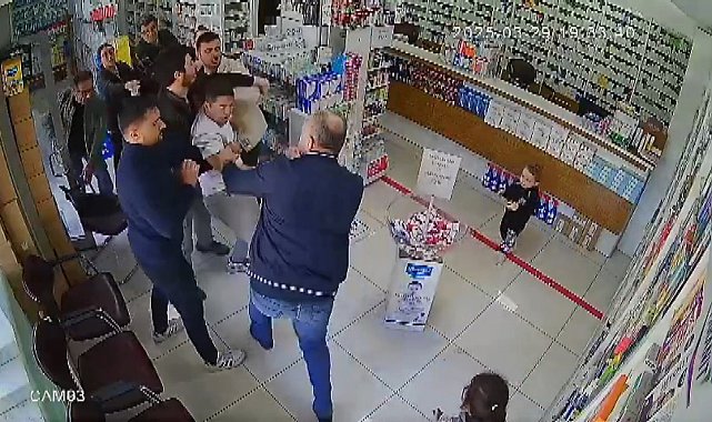 Boks ringine dönen eczanedeki kavga anı kamerada