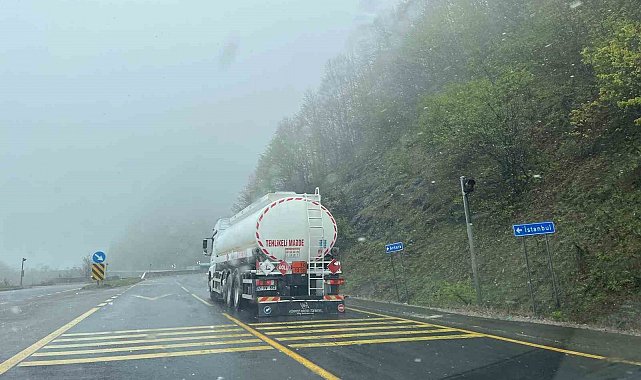 Bolu Dağı'nda hafif kar yağışı ve sis devam ediyor