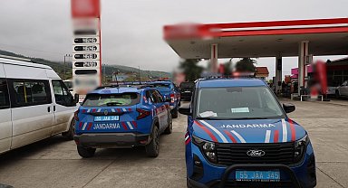 Boşanma aşamasındaki eşini vurup intihar etti