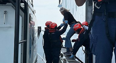 Bozcaada açıklarında yolcu gemisinde kolu kırılan yolcu tahliye edildi